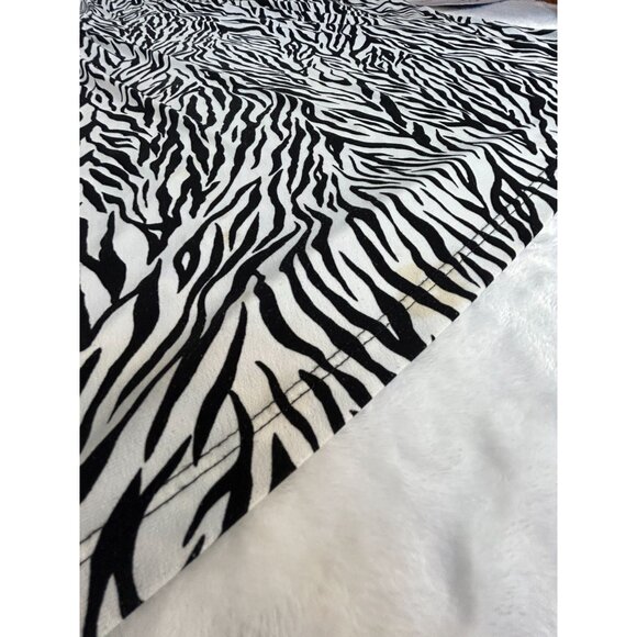 Chico's Travelers Black & White Zebra Print Asymmetrical Hem Top Size 2 Stretch - Picture 7 of 8